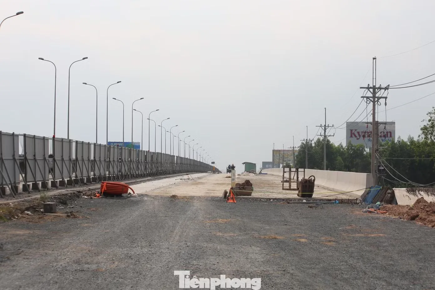Công nhân thi công hoàn thiện mặt đường cao tốc Bến Lức Long Thành trước ngày thông xe