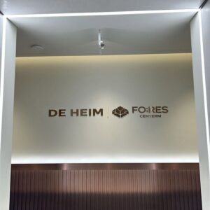 Logo DE HEIM đặt cạnh logo dự án Fores Centerm trên tường tại khu vực trưng bày dự án