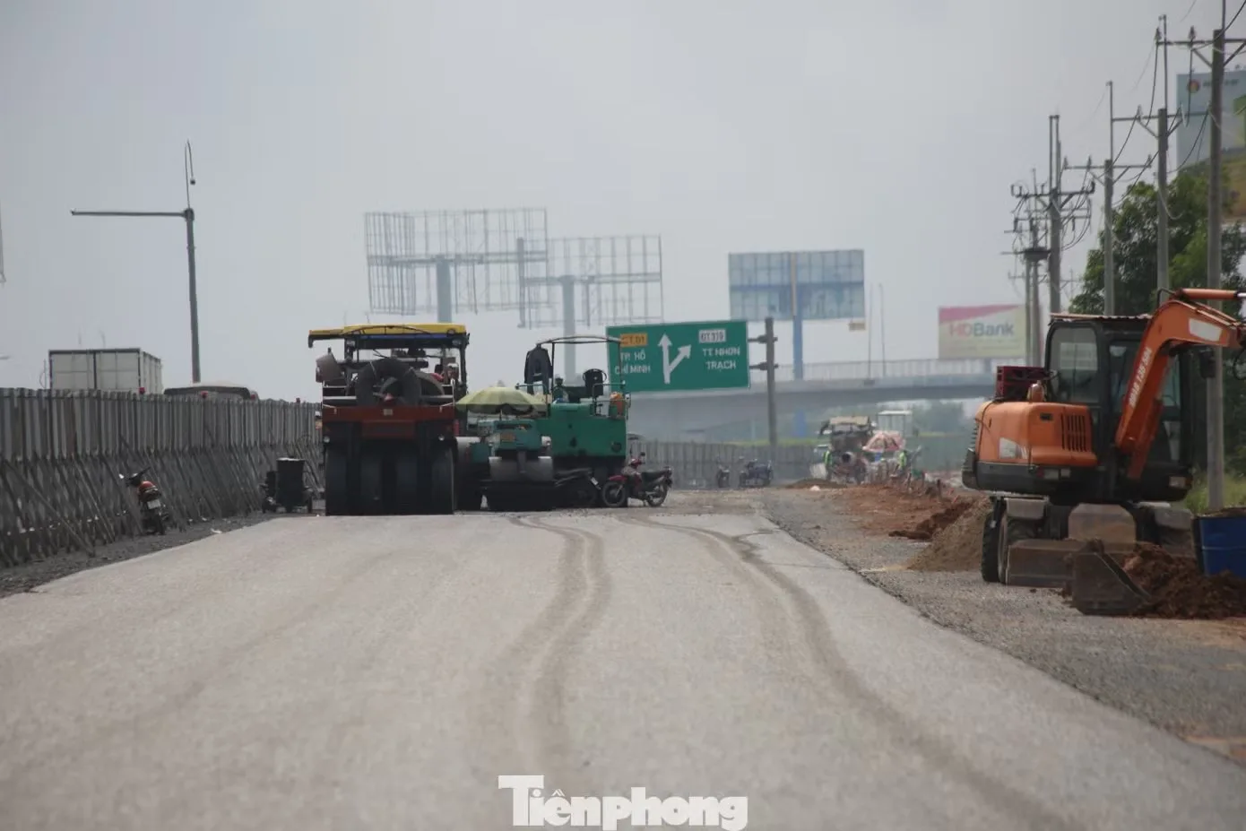 Đoạn cao tốc TP.HCM Long Thành gần nút giao Nhơn Trạch đã thảm nhựa mặt đường