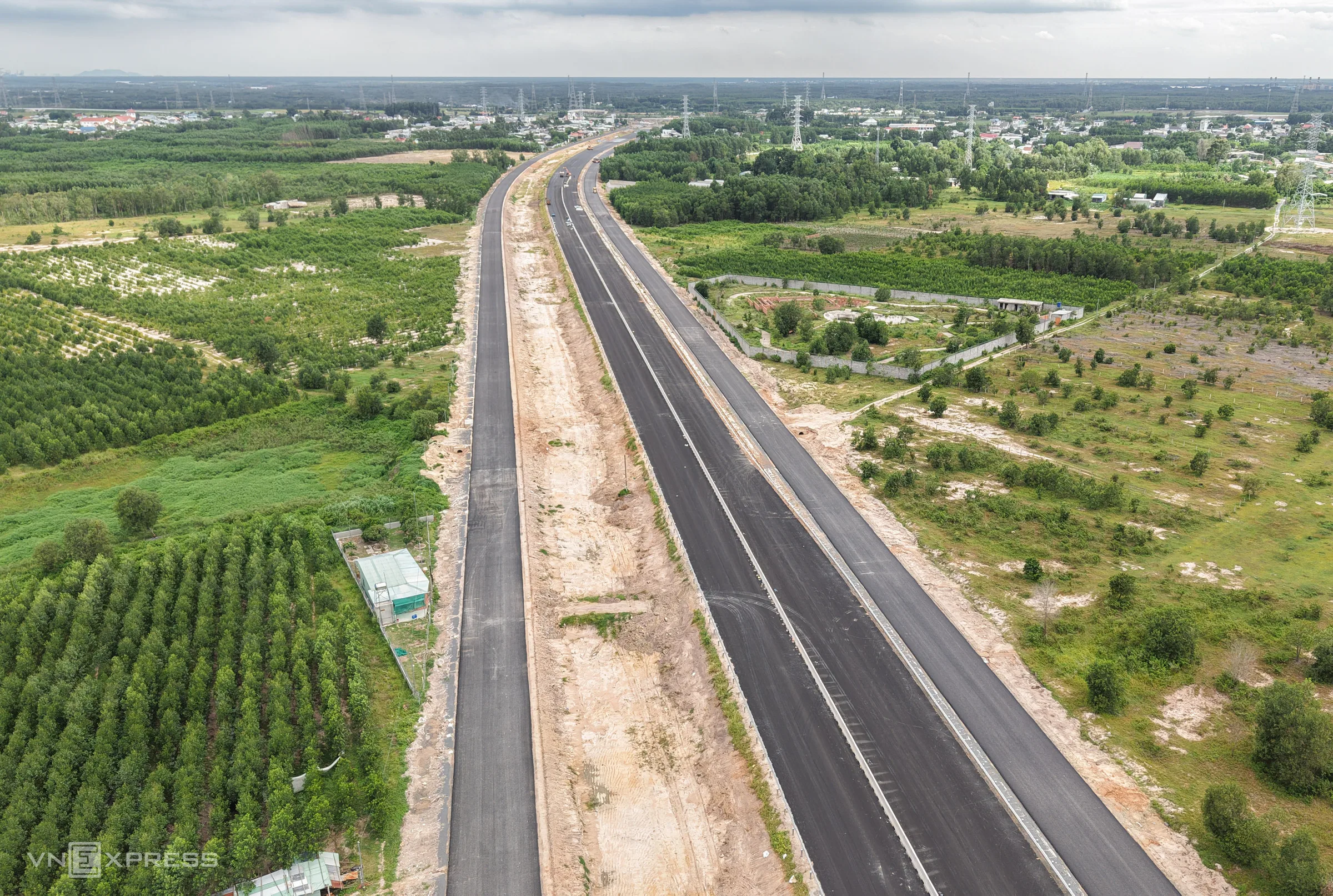 Đoạn đường Vành đai 3 qua Tây Ninh đã thảm nhựa hai làn xe, chạy xuyên qua khu vực cây xanh