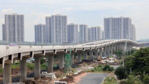 Đoạn Vành đai 3 trên cao thi công qua khu vực có nhiều chung cư cao tầng, gần khu đô thị Vinhomes Grand Park