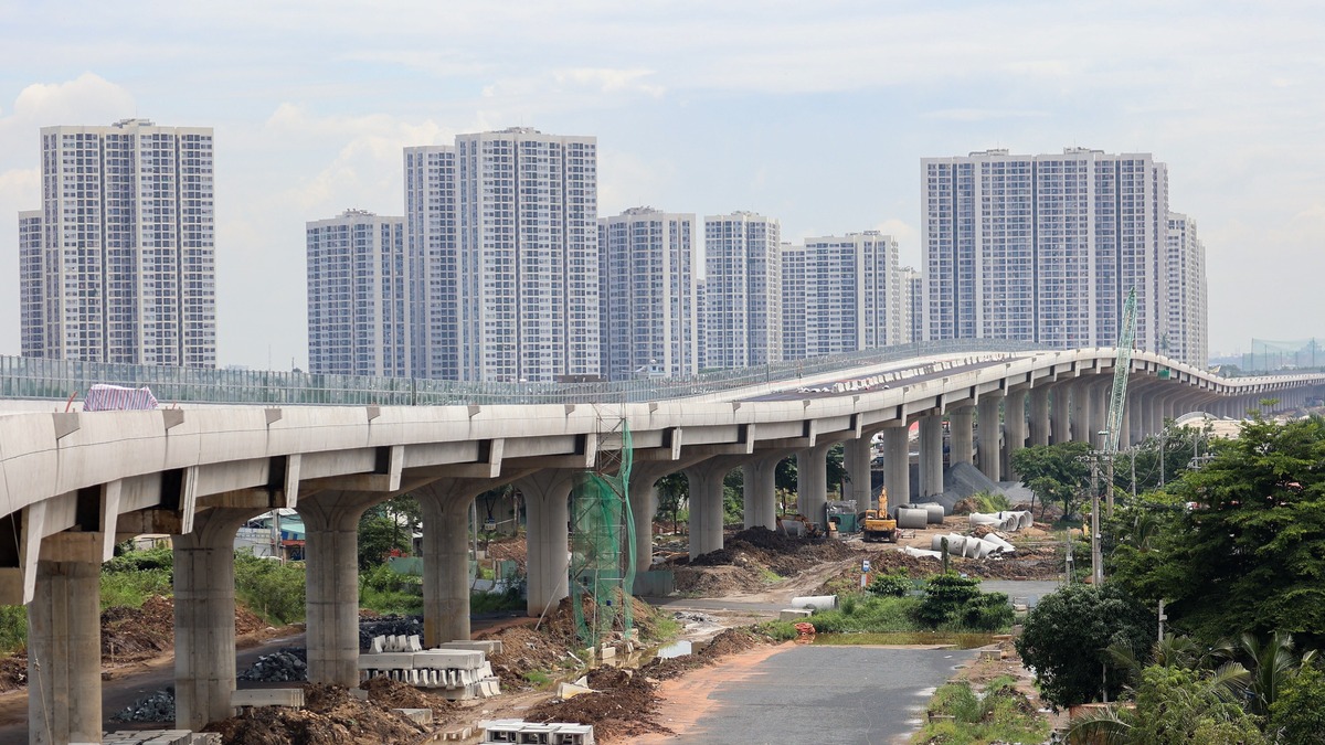 Đoạn Vành đai 3 trên cao thi công qua khu vực có nhiều chung cư cao tầng, gần khu đô thị Vinhomes Grand Park