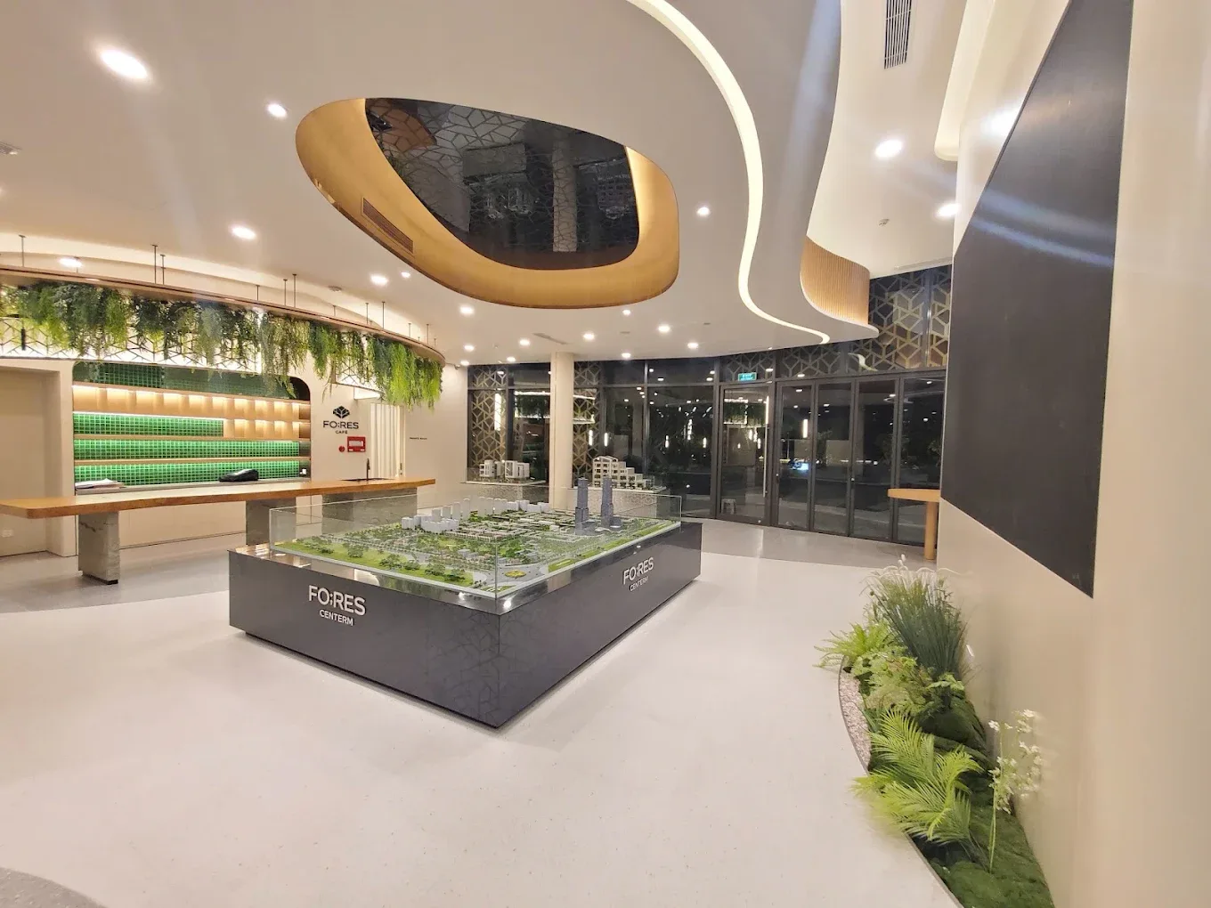 Sa bàn quy hoạch dự án đặt bên trong showroom Fo;Res Centerm