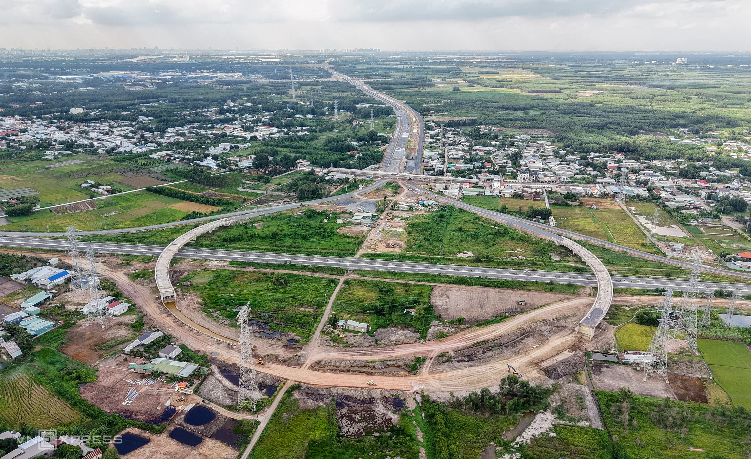 Toàn cảnh nút giao hình vòng xuyến của Vành đai 3 nhìn từ trên cao, xung quanh là khu vực đồng ruộng Tây Ninh